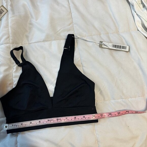 Everlane | The Invisible Bra - Picture 8 of 10